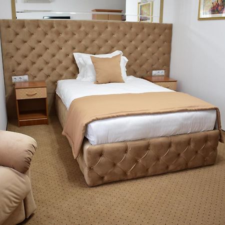 Kurmet Hotel อูรัลส์ค ภายนอก รูปภาพ
