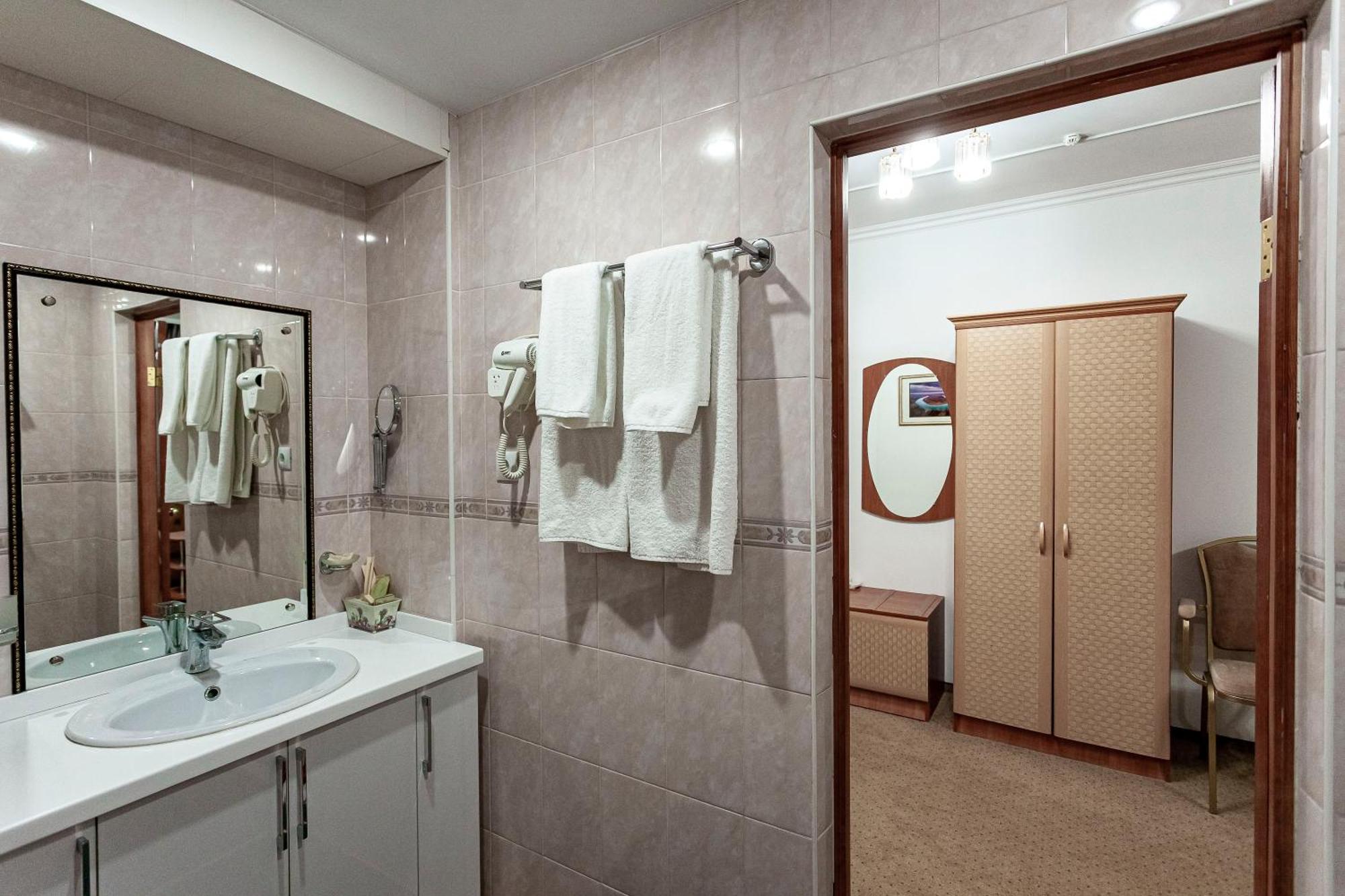 Kurmet Hotel อูรัลส์ค ภายนอก รูปภาพ